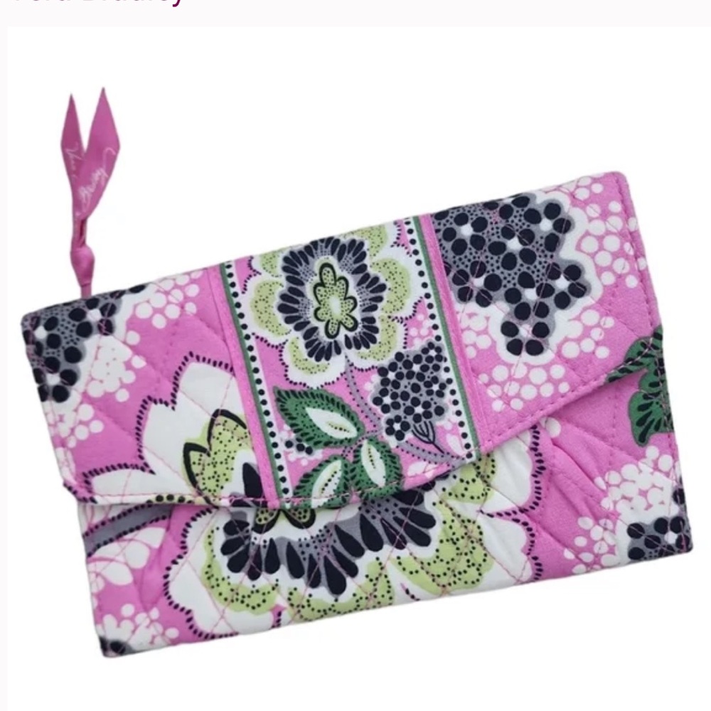 Vera Bradley Priscilla Pink Crossbody Strap Wallet Magnet‎ Closure
Zip Pockets.